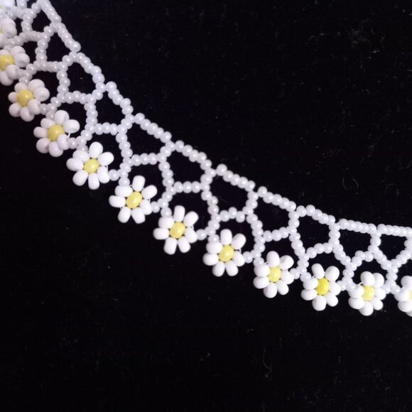 🌼 Hand-Woven Daisy Beaded Choker — Created with Passion - Picture 4 of 9